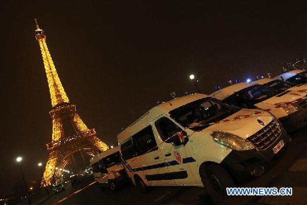 A police cordon is set near the Eiffel Tower in Paris on March 30, 2013. Local police evacuated around 1,500 people from Paris' icon tower, La Tour Eiffel, on Saturday evening after receiving an anonymous call of bomb attempt from a phone booth near a suburb of Paris. (Xinhua/Gao Jing)