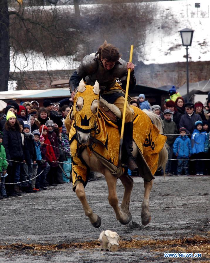 A performer throws his lance to prey on target on the galloping horse, during the annual Knight Festival, which opened in the Spandau Zitadelle (Citadel), in Berlin, March 30, 2013. A wide range of activities presenting the life and scene dating back to the European medieval times at the 3-day Knight Festival attracts many Berliners on outing during their Easter vacation. (Xinhua/Pan Xu)