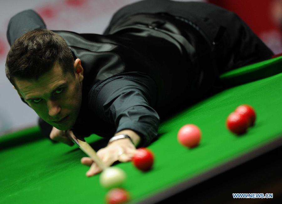 Mark Selby of England competes during the semifinal match against compatriot Shaun Murphy at the 2013 World Snooker China Open in Beijing, China, March 30, 2013. Selby won the match 6-2. (Xinhua/Gong Lei)