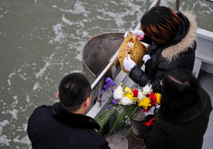Citizens scatter the ashes of their deceased relatives in the sea at a sea burial in Tianjin, north China, March 31, 2013, ahead of the Qingming Festival, or Tomb Sweeping Day, which falls on April 4 this year. (Xinhua/Zhang Chaoqun) 
