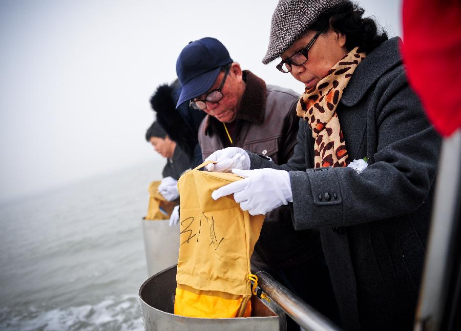 Citizens scatter the ashes of their deceased relatives in the sea at a sea burial in Tianjin, north China, March 31, 2013, ahead of the Qingming Festival, or Tomb Sweeping Day, which falls on April 4 this year. (Xinhua/Zhang Chaoqun)