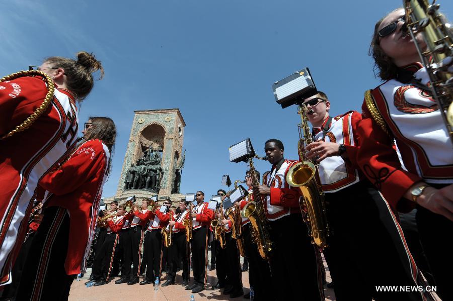 Members of the Shaker Heights High School Band perform at Taksim square in Istanbul, Turkey, March 31, 2013. The band, having 201 student players, has started a nine-day tour from March 27, stopping in six cities including Istanbul, Troy and Ephesus. (Xinhua/Lu Zhe) 