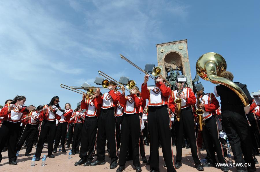 Members of the Shaker Heights High School Band perform at Taksim square in Istanbul, Turkey, March 31, 2013. The band, having 201 student players, has started a nine-day tour from March 27, stopping in six cities including Istanbul, Troy and Ephesus. (Xinhua/Lu Zhe) 