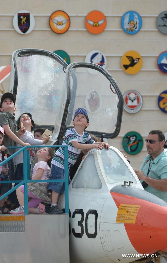 Israeli children visit the Air Force Museum near the southern Israel city of Beer Sheva during Jewish fetival of Passover on March 31, 2013. More than 40 scenic spots in Israel including top museums are open to the public for free during the Passover. (Xinhua/Yin Dongxun) 
