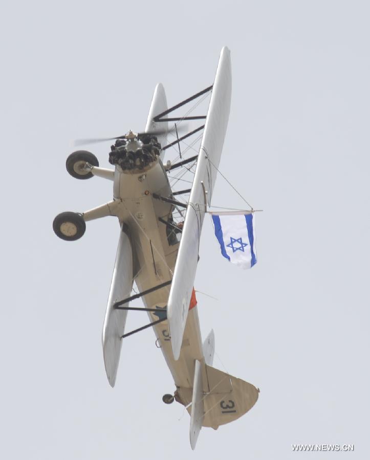 An aircraft of Israeli Air Force (IAF) performs aerobatics for the Jewish fetival of Passover at the Air Force Museum near the southern Israel city of Beer Sheva on March 31, 2013. More than 40 scenic spots in Israel including top museums are open to the public for free during the Passover. (Xinhua/Yin Dongxun) 