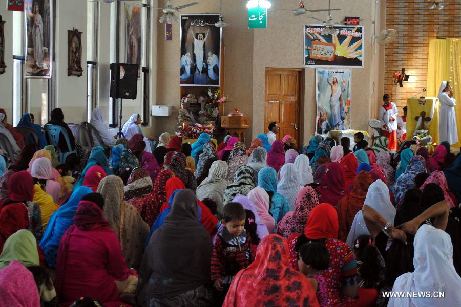 Pakistani Christians attend an Easter Mass at a church in northwest Pakistan's Peshawar on March 31, 2013. (Xinhua/Umar Qayyum)