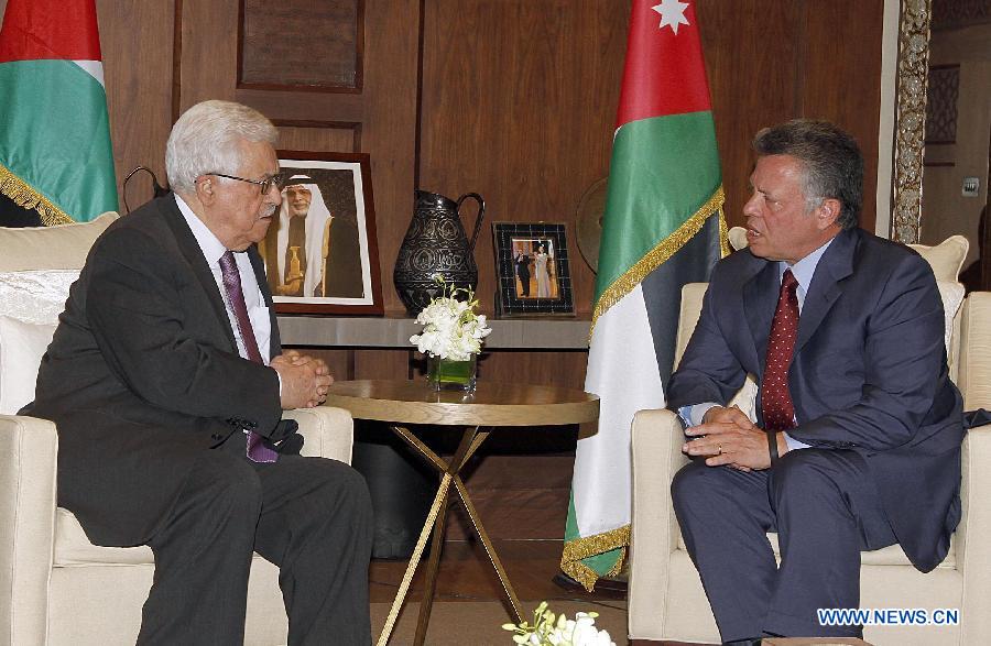 Jordan's King Abdullah II (R) talks with Palestinian President Mahmoud Abbas at the Royal Palace in Amman, Jordan, March 31, 2013. King Abdullah II of Jordan and Palestinian President Mahmoud Abbas on Sunday agreed to exert joint efforts to protect sacred sites in Jerusalem. (Xinhua/Mohammad Abu Ghosh) 