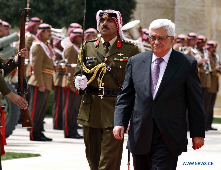 Palestinian President Mahmoud Abbas (front) reviews the Bedouin honour guards upon his arrival to Jordan's Royal Palace in Amman, Jordan, March 31, 2013. Palestinian President Mahmoud Abbas on Sunday agreed to exert joint efforts to protect sacred sites in Jerusalem. (Xinhua/Mohammad Abu Ghosh) 