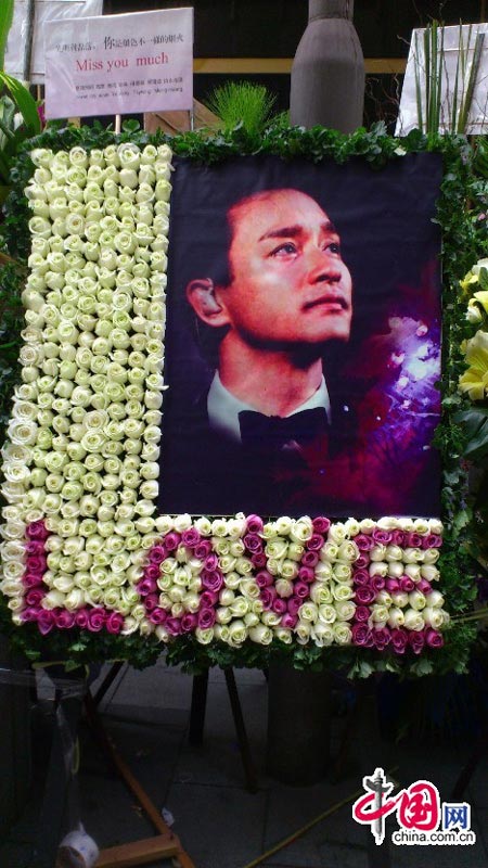 Fans pay tribute to the late Hong Kong canto-pop singer and movie idol Leslie Cheung outside the Mandarin Oriental Hotel in Hong Kong March 31, 2013, on the eve of the 10th anniversary of Cheung's death. (China.org.cn)