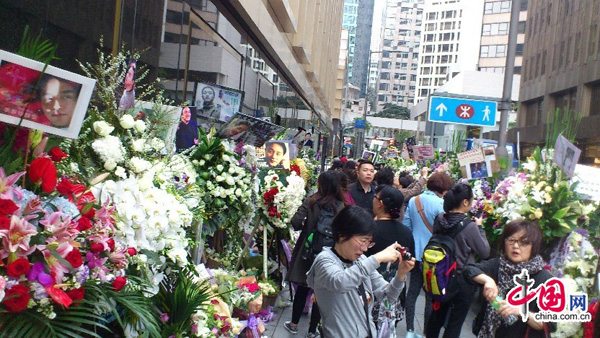 Fans pay tribute to the late Hong Kong canto-pop singer and movie idol Leslie Cheung outside the Mandarin Oriental Hotel in Hong Kong March 31, 2013, on the eve of the 10th anniversary of Cheung's death. (China.org.cn)