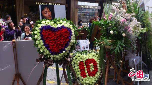Fans pay tribute to the late Hong Kong canto-pop singer and movie idol Leslie Cheung outside the Mandarin Oriental Hotel in Hong Kong March 31, 2013, on the eve of the 10th anniversary of Cheung's death. (China.org.cn)
