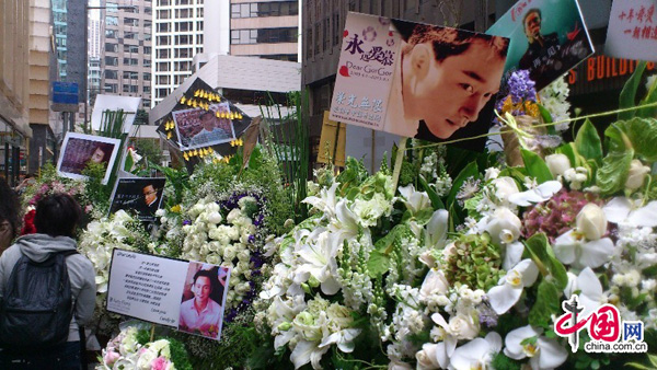 Fans pay tribute to the late Hong Kong canto-pop singer and movie idol Leslie Cheung outside the Mandarin Oriental Hotel in Hong Kong March 31, 2013, on the eve of the 10th anniversary of Cheung's death. (China.org.cn)