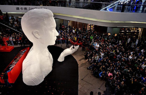 A five-metre-high sculpture of late Hong Kong singer Leslie Cheung is seen displayed at an exhibition for paying tribute to Cheung in Hong Kong, south China, March 30, 2013. The exhibition is held to mark the 10th anniversary of the death of Leslie Cheung, who leapt to his death from a hotel in Hong Kong on April 1, 2003. A total of 1,900,119 origami cranes, folded by fans around the world, are displayed inside a giant red cube, which broke the Guinness World Record as "the largest display of origami cranes". (Xinhua/Chen Xiaowei)