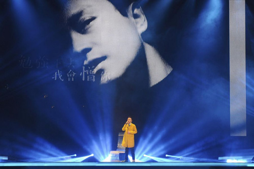 Hong Kong singer Anthony Wong performs during a concert in memory of the late Hong Kong canto-pop singer and movie idol Leslie Cheung in Hong Kong in this picture provided by Fun Entertainment Limited March 31, 2013, on the eve of the 10th anniversary of his death.(China Daily)