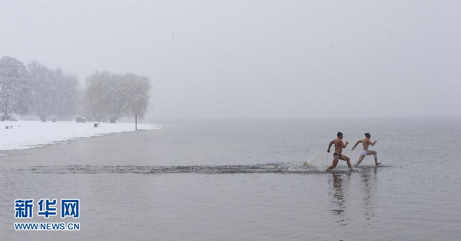 Two winter swimmers run in a lake in German capital Berlin on March 29. (Xinhua/Reuters)