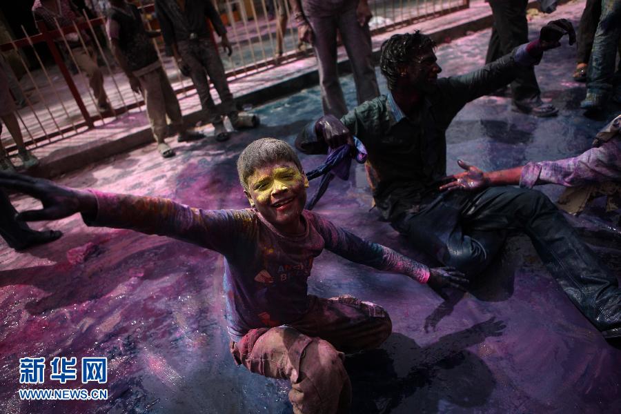 People celebrate the Holi Festival in Mathura of India on March 27. Holi Festival is one of the traditional festivals of India celebrated as a festival of colors. (Xinhua/Zheng Huansong)