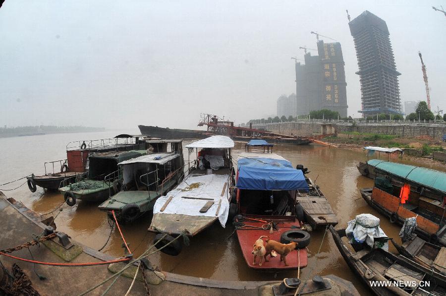 Fishing boats are anchored along the bank of the Xiangjiang River, in Changsha, capital of central China's Hunan Province, April 1, 2013. A three-month fishing ban on the main stream of the Xiangjiang River, linking Yongzhou City and Yueyang City of the province, began on the noon of April 1, in order to protect fishery resources and keep the bio-diversity of the river. (Xinhua/Long Hongtao)