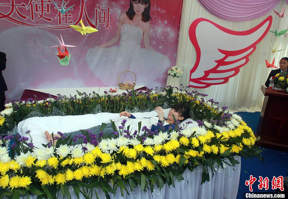 Zeng Jia, a 20-year-old college student takes part in a faux funeral in Wuhan, Central China's Hubei province, March 30, 2013. (Photo/CNS)