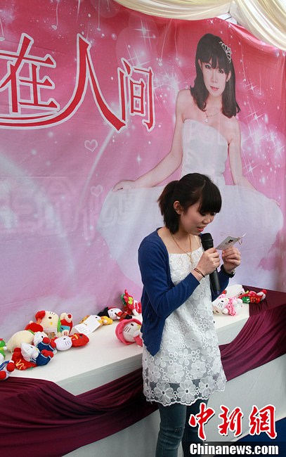 Zeng Jia, 20, attends her own faux funeral in Wuhan, March 30, 2013. (Photo/Asianewsphoto) 