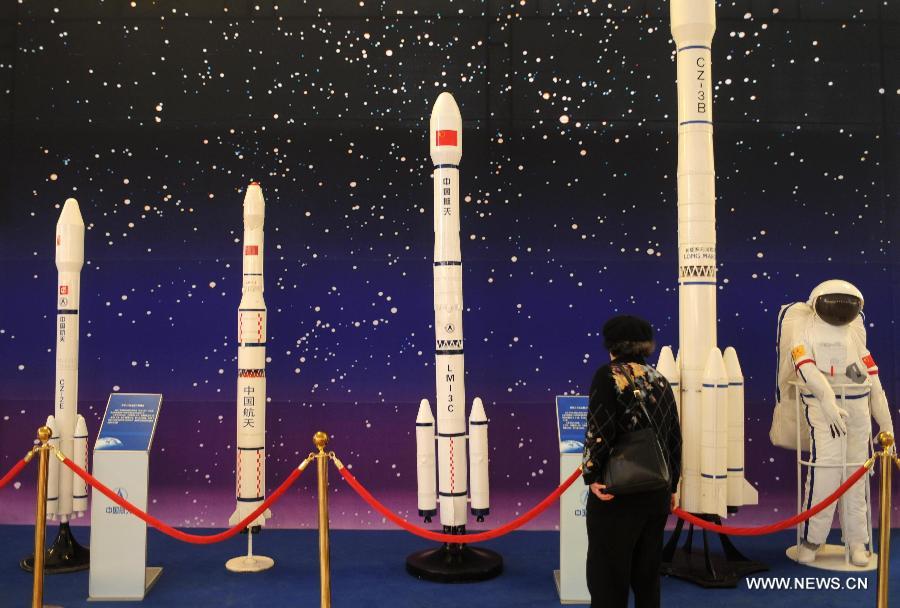 A visitor looks at models of rocket launchers presented during the China's Space Exhibition in Hebei Museum in Shijiazhuang, capital of north China's Hebei Province, April 1, 2013. The exhibition which will last till April 7 included the display of space carriers, rocket-launcher models of the Long March series, paintings and photos related to aerospace. (Xinhua/Wang Xiao)