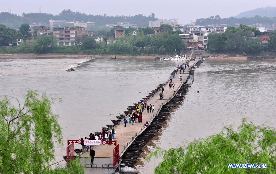 This bird eye view shows people walking on an ancient floating bridge across the Gongjiang River in Ganzhou, east China's Jiangxi Province, April 1, 2013. The wooden bridge, running 400 meters, is supported by some 100 floating boats anchored in a row. The bridge could date back to the time between 1163 and 1173 during the Song Dynasty, and has become a scene spot of the city. (Xinhua)