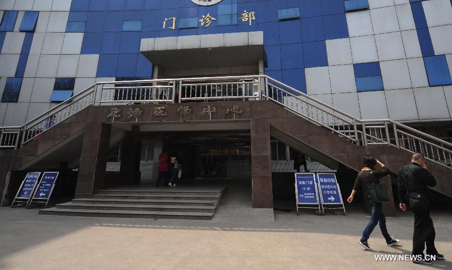 Photo taken on April 1, 2013 shows the clinic building which received a patient contracting H7N9 bird flu virus in Nanjing, capital of east China's Jiangsu Province. Two people in east China's Shanghai died in early March after contracting H7N9, a strain of avian influenza that had never been passed to humans before. Another woman in Anhui who also contracted the virus in early March is in a critical condition and has been transferred to east China's Nanjing for treatment, according to China's National Health and Family Planning Commission. (Xinhua/Shen Peng)