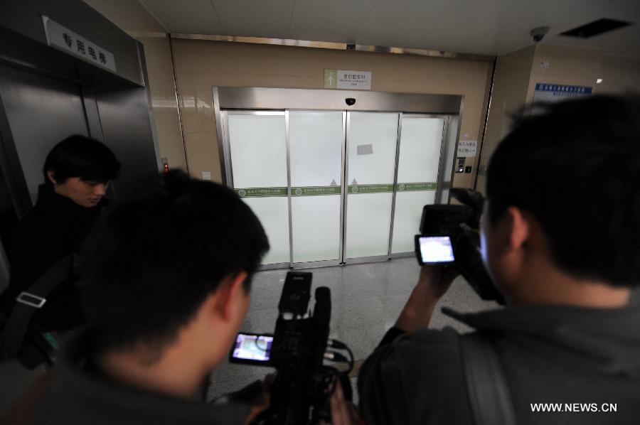 Journalists shoot in front of an intensive care unit which received a patient contracting H7N9 bird flu virus at a hospital in Nanjing, capital of east China's Jiangsu Province, April 1, 2013. Two people in east China's Shanghai died in early March after contracting H7N9, a strain of avian influenza that had never been passed to humans before. Another woman in Anhui who also contracted the virus in early March is in a critical condition and has been transferred to east China's Nanjing for treatment, according to China's National Health and Family Planning Commission. (Xinhua/Shen Peng)