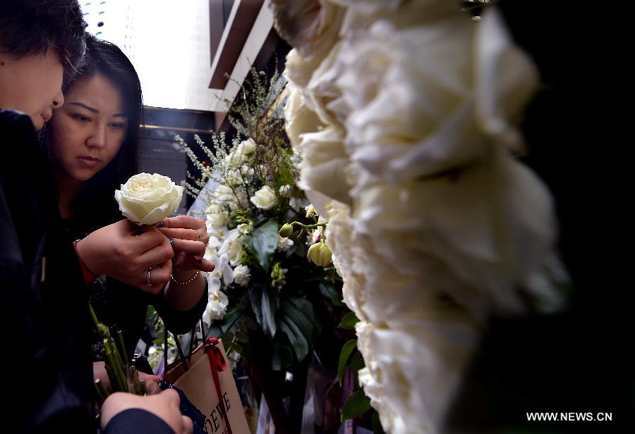 Fans of late Hong Kong singer and actor Leslie Cheung commemorate the 10th anniversary of his death outside the Mandarin Oriental Hotel in Hong Kong, south China, April 1, 2013. Leslie killed himself by leaping off a balcony on the 24th floor of the Mandarin Oriental Hotel on April 1, 2003. (Xinhua/Chen Xiaowei) 