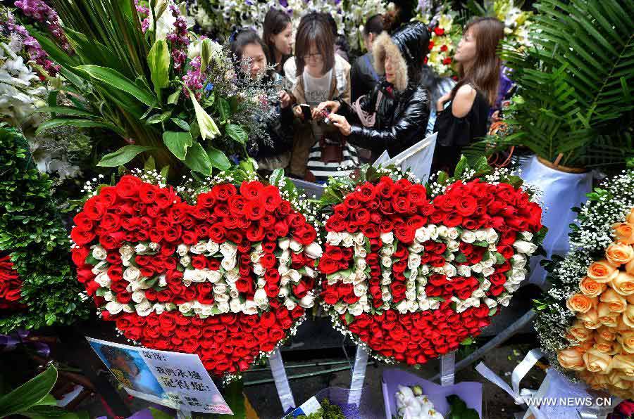 Fans of late Hong Kong singer and actor Leslie Cheung commemorate the 10th anniversary of his death outside the Mandarin Oriental Hotel in Hong Kong, south China, April 1, 2013. Leslie killed himself by leaping off a balcony on the 24th floor of the Mandarin Oriental Hotel on April 1, 2003. (Xinhua/Chen Xiaowei) 