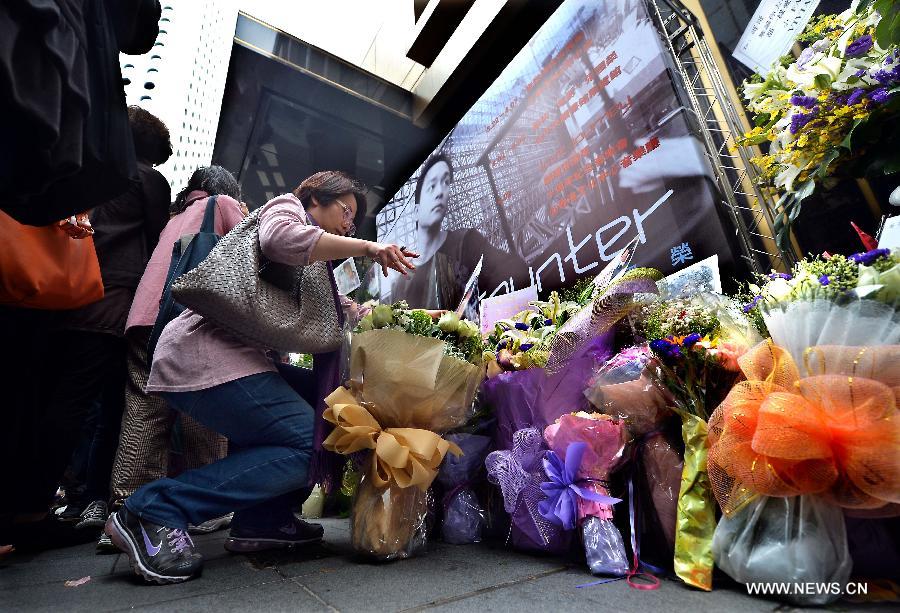 Fans of late Hong Kong singer and actor Leslie Cheung commemorate the 10th anniversary of his death outside the Mandarin Oriental Hotel in Hong Kong, south China, April 1, 2013. Leslie killed himself by leaping off a balcony on the 24th floor of the Mandarin Oriental Hotel on April 1, 2003. (Xinhua/Chen Xiaowei) 