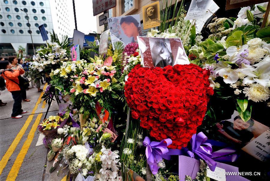 Fans of late Hong Kong singer and actor Leslie Cheung commemorate the 10th anniversary of his death outside the Mandarin Oriental Hotel in Hong Kong, south China, April 1, 2013. Leslie killed himself by leaping off a balcony on the 24th floor of the Mandarin Oriental Hotel on April 1, 2003. (Xinhua/Chen Xiaowei) 