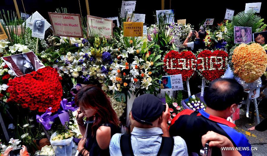 Fans of late Hong Kong singer and actor Leslie Cheung commemorate the 10th anniversary of his death outside the Mandarin Oriental Hotel in Hong Kong, south China, April 1, 2013. Leslie killed himself by leaping off a balcony on the 24th floor of the Mandarin Oriental Hotel on April 1, 2003. (Xinhua/Chen Xiaowei) 