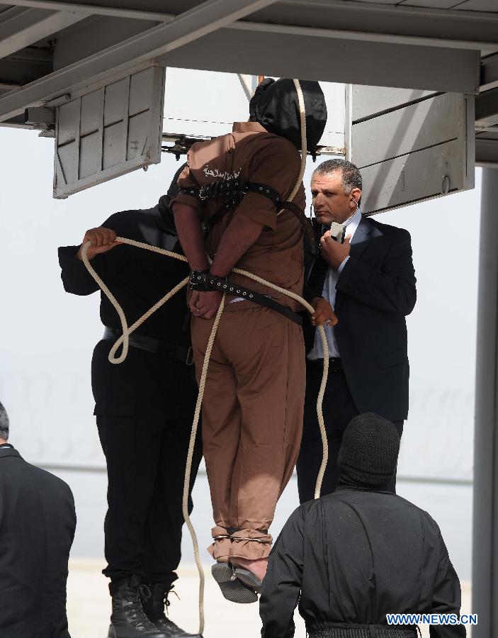 A man is executed by hanging in west of Kuwait City, capital of Kuwait, on April 1, 2013. Three convicted murderers, a Pakistani, a Saudi and a stateless Arab, were hanged on Monday. It's the first executions in Kuwait since May 2007, according to the ministry of justice. (Xinhua/Noufal Ibrahim)
