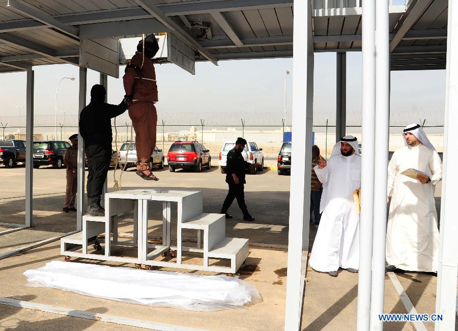 A man is executed by hanging in west of Kuwait City, capital of Kuwait, on April 1, 2013. Three convicted murderers, a Pakistani, a Saudi and a stateless Arab, were hanged on Monday. It's the first executions in Kuwait since May 2007, according to the ministry of justice. (Xinhua/Noufal Ibrahim)