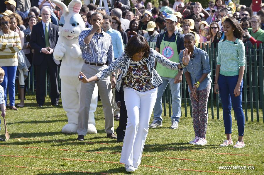 U.S. President Barack Obama and the First Family participate in the annual White House Easter Egg Roll on the South Lawn of the White House in Washington D.C., capital of the United States, April 1, 2013.  U.S. President Barack Obama hosted the annual celebration of Easter on Monday, featuring Easter egg roll, live music, sports, cooking and storytelling. (Xinhua/Zhang Jun) 