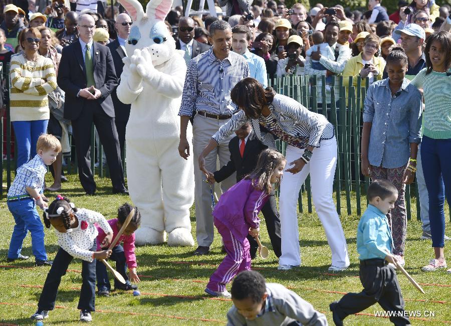 U.S. President Barack Obama and the First Family participate in the annual White House Easter Egg Roll on the South Lawn of the White House in Washington D.C., capital of the United States, April 1, 2013. U.S. President Barack Obama hosted the annual celebration of Easter on Monday, featuring Easter egg roll, live music, sports, cooking and storytelling. (Xinhua/Zhang Jun) 