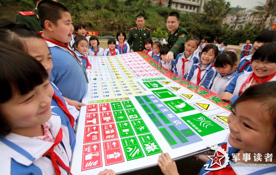 The pupils in the "Golden Fields" Primary School in Shenzhen City learn to identify safety logos on March 25, 2013. The servicemen of the 21st Squadron of the 7th Detachment under the Armed Police Frontier Defense Contingent in Guangdong Province came to the "Golden Fields" Primary School in Shenzhen City on the morning of March 25 to mark the 18th National Safety Education Day for Primary and High School Students together with pupils in the school. (chinamil.com.cn/Liao Jian)