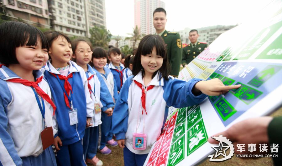 The pupils in the "Golden Fields" Primary School in Shenzhen City learn to identify safety logos on March 25, 2013. The servicemen of the 21st Squadron of the 7th Detachment under the Armed Police Frontier Defense Contingent in Guangdong Province came to the "Golden Fields" Primary School in Shenzhen City on the morning of March 25 to mark the 18th National Safety Education Day for Primary and High School Students together with pupils in the school. (chinamil.com.cn/Lin Guohong)