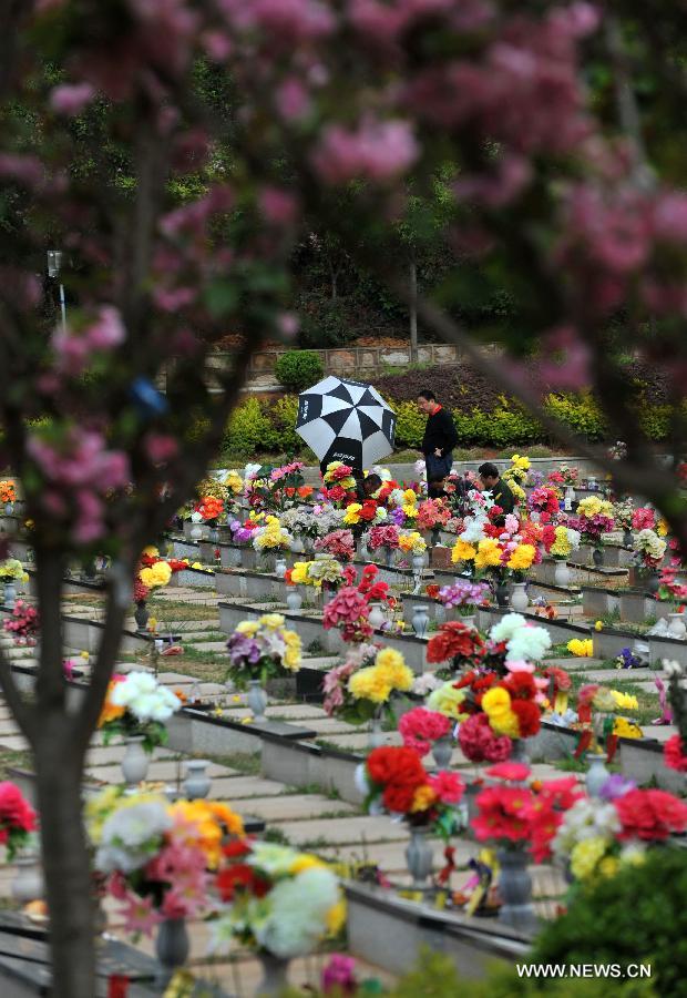 Citizens present flowers to their deceased relatives at a cemetery in Kunming, capital of southwest China's Yunnan Province, April 1, 2013, ahead of the Qingming Festival, or Tomb Sweeping Day, which falls on April 4 this year. (Xinhua/Lin Yiguang)