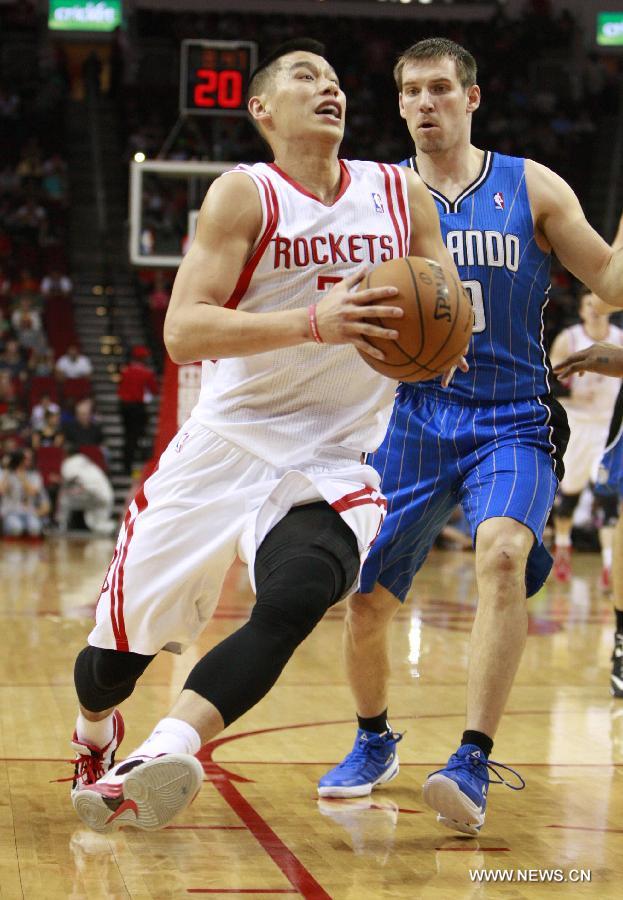 Houston Rockets' Jeremy Lin (L) runs with the ball during the NBA basketball game against Orlando Magic in Toronto, Canada, April 1, 2013. Rockets won 111-103. (Xinhua/Song Qiong)