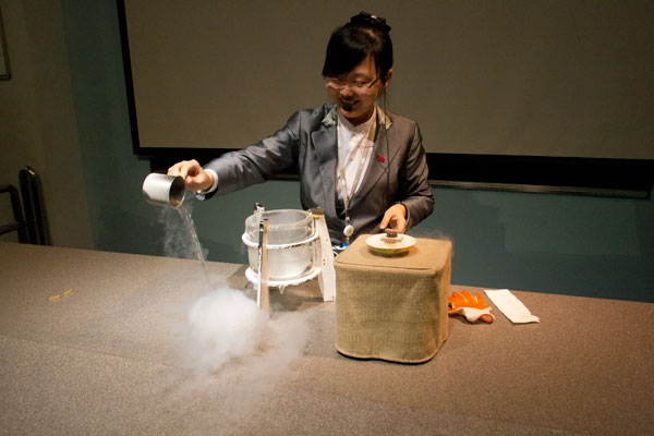 A demonstrator shows an audience the possibilities of liquid nitrogen.   [Photo: CRIENGLISH.com/William Wang]