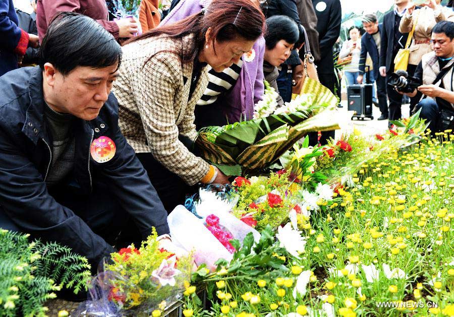 Citizens present flowers to a monument built for body and organ donators at the Sanshan Cemetery in Fuzhou, capital of southeast China's Fujian Province, April 2, 2013, ahead of the Qingming Festival, or Tomb Sweeping Day, which falls on April 4 this year. By far, as many as 1,795 volunteers in the province have registered to donate their organs after they pass away. And a total of 105 full-body organ donations and 112 cornea donations have been operated. (Xinhua/Zhang Guojun)