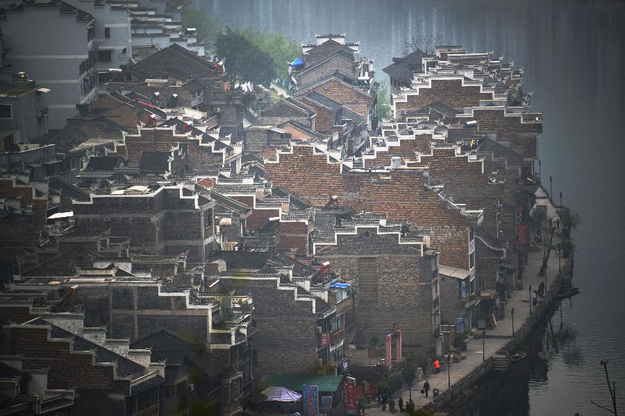 Photo taken on March 31, 2013 shows houses in Zhenyuan County in southwest China's Guizhou Province. The county could date back 2,280 years with the Wuyang River running through it. As many ancient style architectures were built along the river, the ancient town was dubbed as "Oriental Venice" by tourists. (Xinhua/Hu Yan)