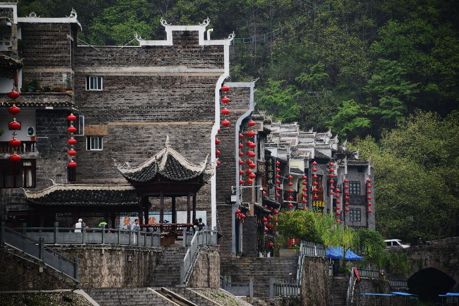 Photo taken on March 31, 2013 shows the scenery of Zhenyuan County in southwest China's Guizhou Province. The county could date back 2,280 years with the Wuyang River running through it. As many ancient style architectures were built along the river, the ancient town was dubbed as "Oriental Venice" by tourists. (Xinhua/Hu Yan)