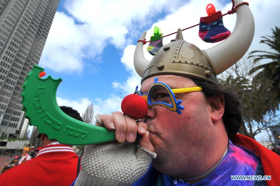 People take part in the annual St. Stupid's Day Parade held at the financial district in San Francisco, the United States, April 1, 2013. The 35th Annual St. Stupid's Day Parade was held on April Fool's Day in San Francisco. (Xinhua/Liu Yilin)