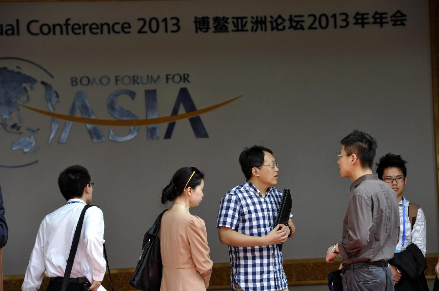 Working staff and media reporters are seen at the convention center for Boao Forum for Asia (BFA) Annual Conference 2013 in Boao, south China's Hainan Province, April 2, 2013. The BFA 2013 conference will be held from April 6 to 8 in Boao. (Xinhua/Meng Zhongde)