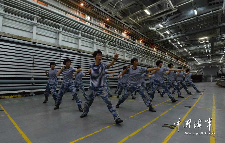 The amphibious marines in military skill training in the cabin of the Jinggangshan amphibious dock landing ship when it sails in the water of the Western Pacific Ocean. (navy.81.cn/Qian Xiaohu, Song Xin, Yu Huangwei)