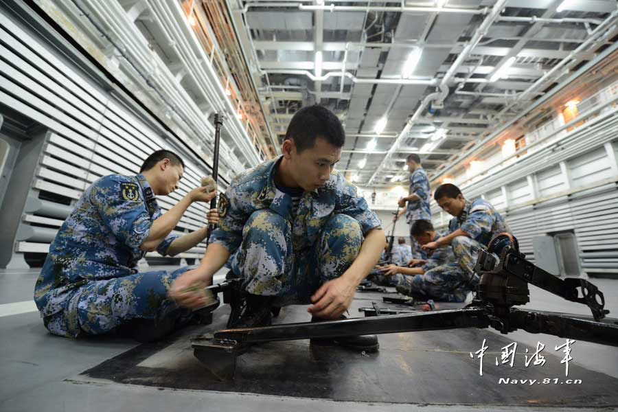 The amphibious marines in military skill training in the cabin of the Jinggangshan amphibious dock landing ship when it sails in the water of the Western Pacific Ocean. (navy.81.cn/Qian Xiaohu, Song Xin, Yu Huangwei)