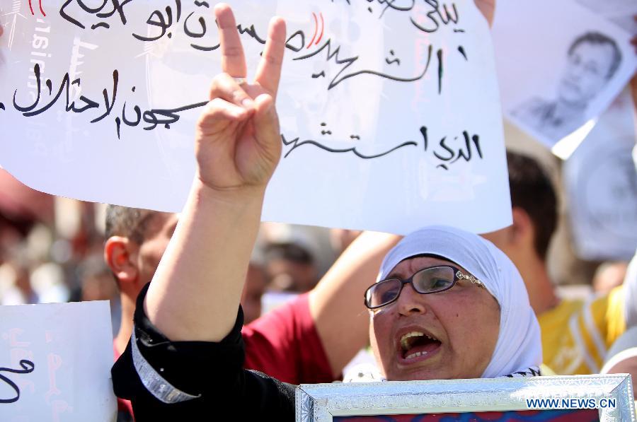 Palestinian people take part in a protest in the West Bank city of Nablus on April 2, 2013, after a Palestinian prisoner died of cancer while receiving treatment at an Israeli hospital. Maysara Abu Hamdia, 64, who was suffering from throat cancer, spent his last few days at the intensive care unit of Soroka Medical Center in southern Israel, a Palestinian official said. (Xinhua/Ayman Nobaniz)