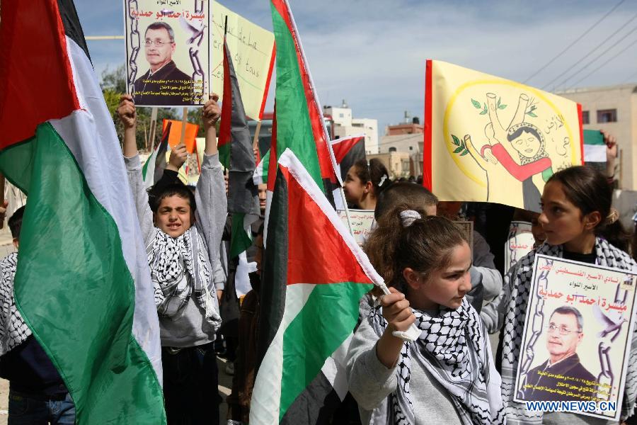 Palestinian people take part in a protest in the West Bank city of Nablus on April 2, 2013, after a Palestinian prisoner died of cancer while receiving treatment at an Israeli hospital. Maysara Abu Hamdia, 64, who was suffering from throat cancer, spent his last few days at the intensive care unit of Soroka Medical Center in southern Israel, a Palestinian official said. (Xinhua/Ayman Nobaniz)